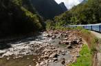 A bela paisagem do vale por onde segue o trem entre Ollantaytambo e Aguas Calientes, no Peru